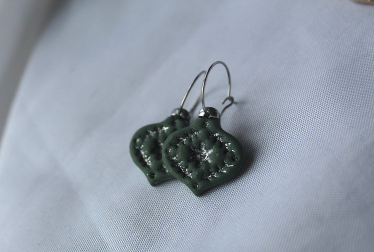 Detailed Glitter Bulbs